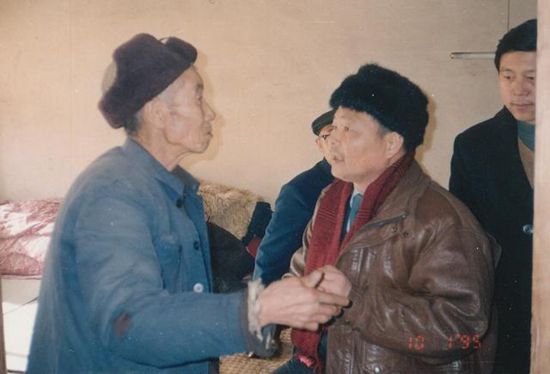 1558943788853094.jpg 沈永钧看望蒙古归侨_副本.jpg