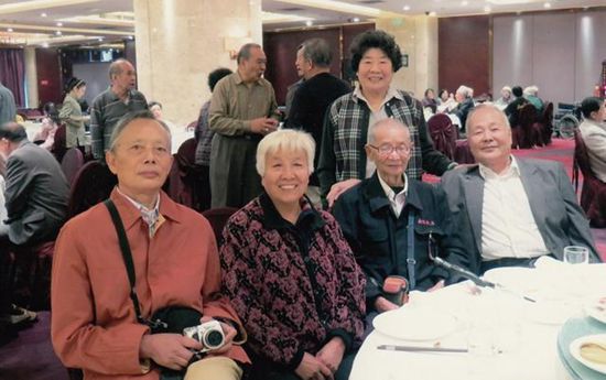 1558943931506959.jpg 沈永钧(右)与南侨机工苏荣禄夫妇合影。左为本文作者林卫国。_副本.jpg