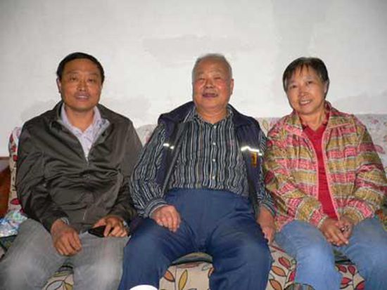 1558944024569367.jpg 泰国归侨联谊会原会长石苏苏(右)看望沈永钧(中)后合影_副本.jpg