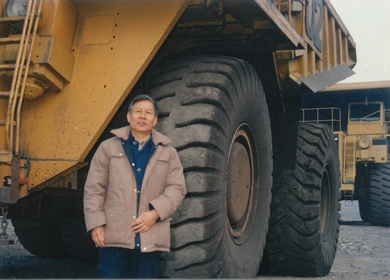1618462366566486.jpg 1991年2月苏成益在安太堡154吨自卸卡车前.JPG