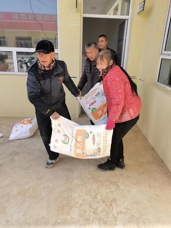 1666548823948509.jpg 省侨联机关干部赴帮扶村开展 “迎两节、送温暖”慰问活动1.jpg